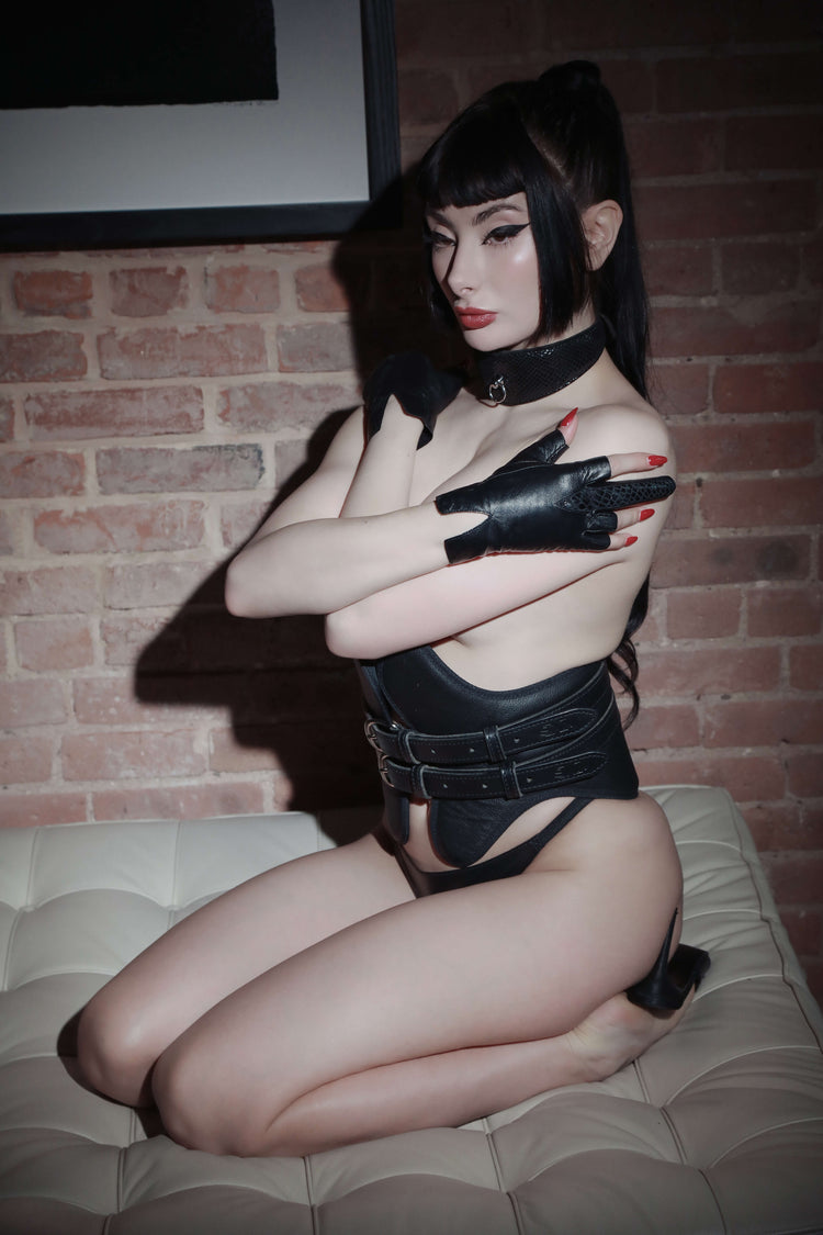 Woman wearing the Sella leather waist cincher