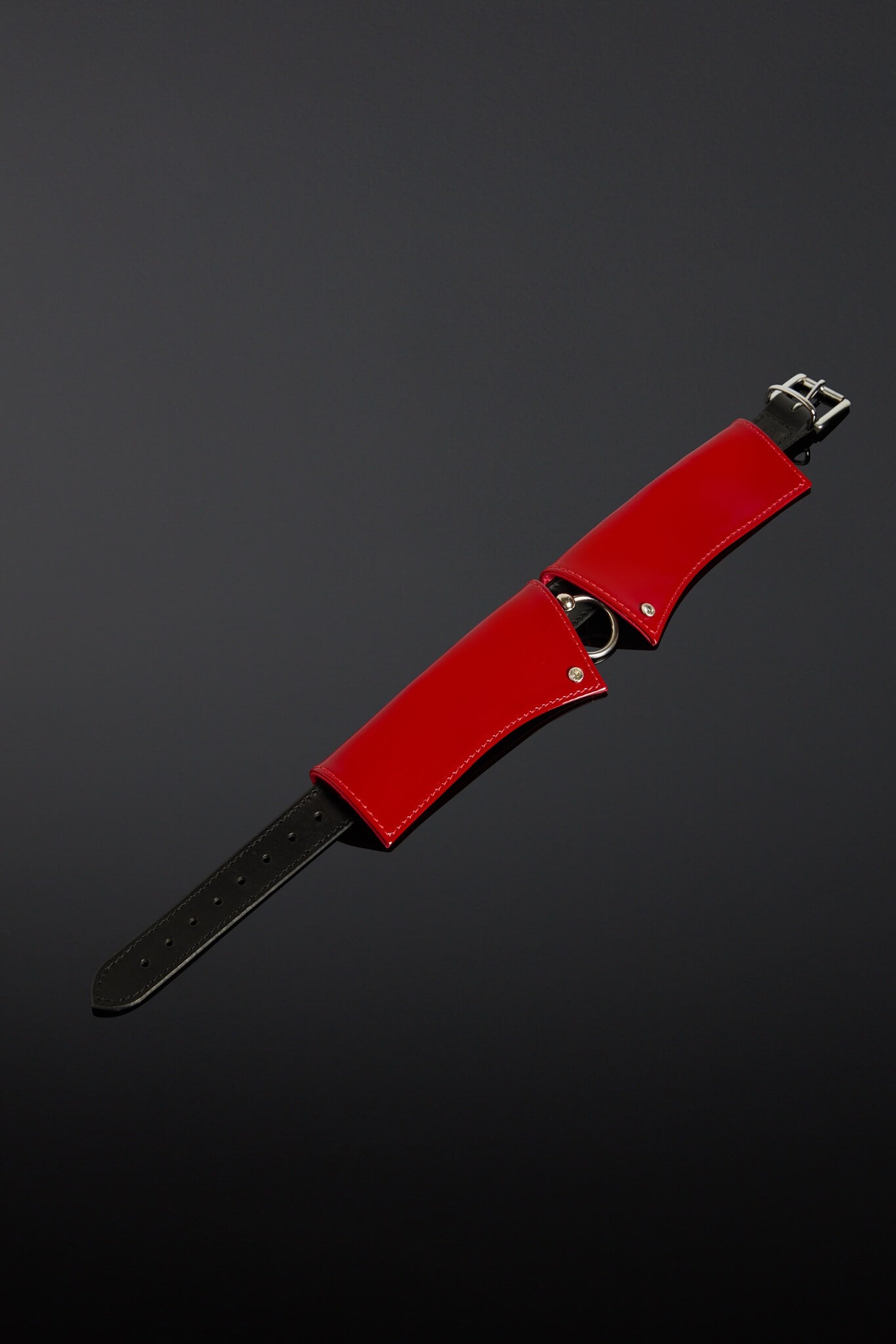 Red leather collar in red and black