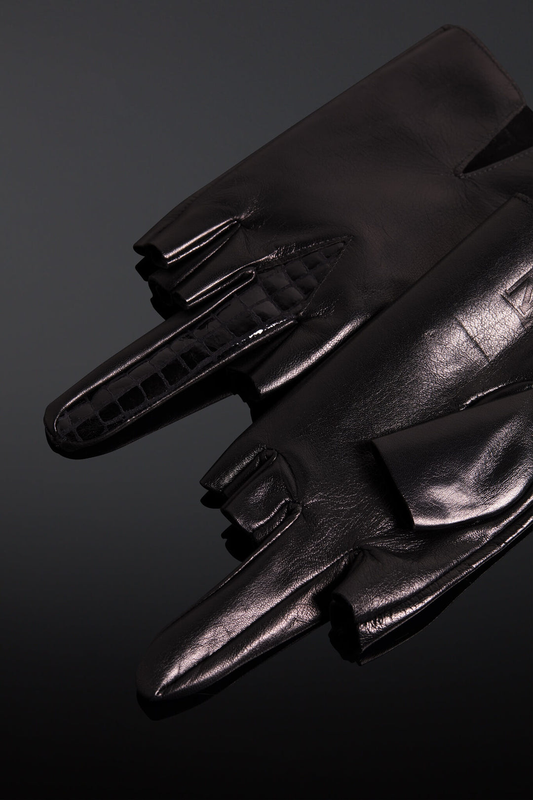 croc noir gloves