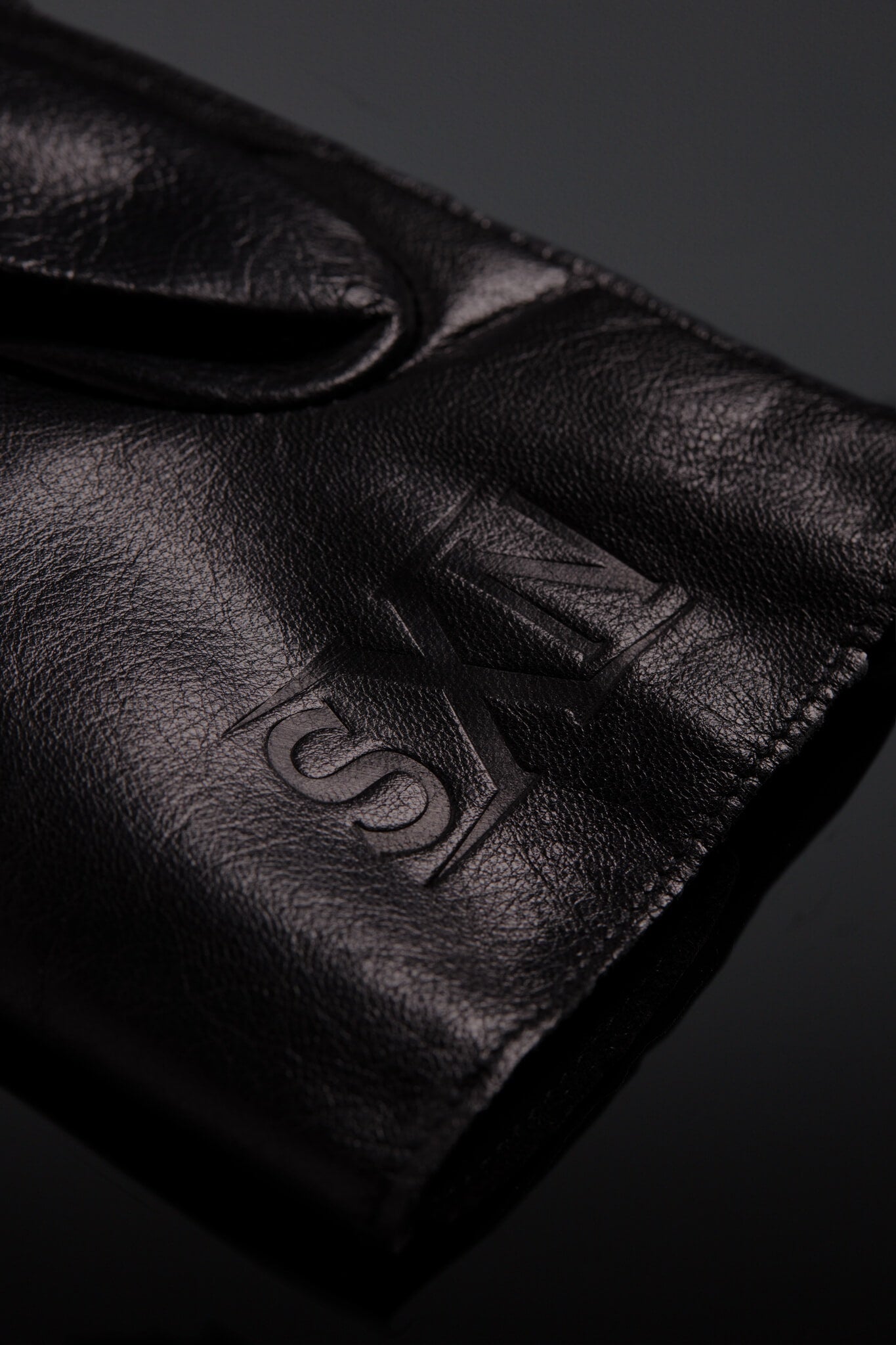croc noir gloves