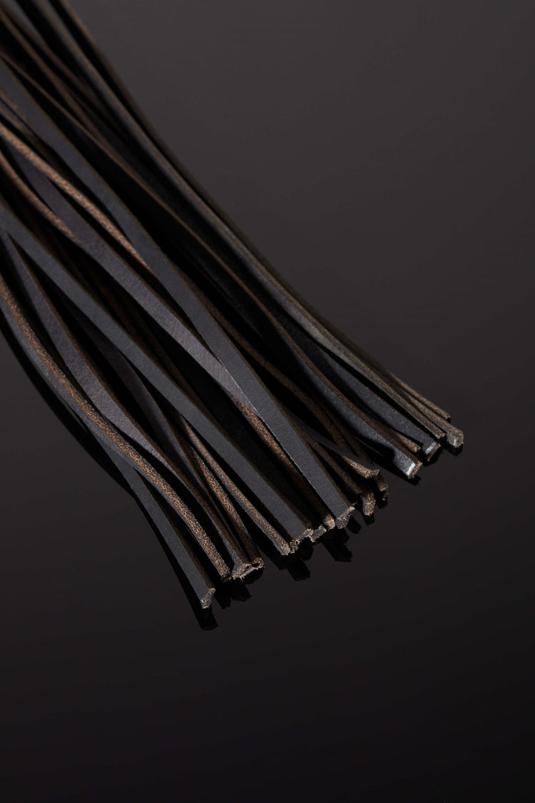 House of SXN Luxury Leather Bondage BDSM SYN Leather Flogger Close 2