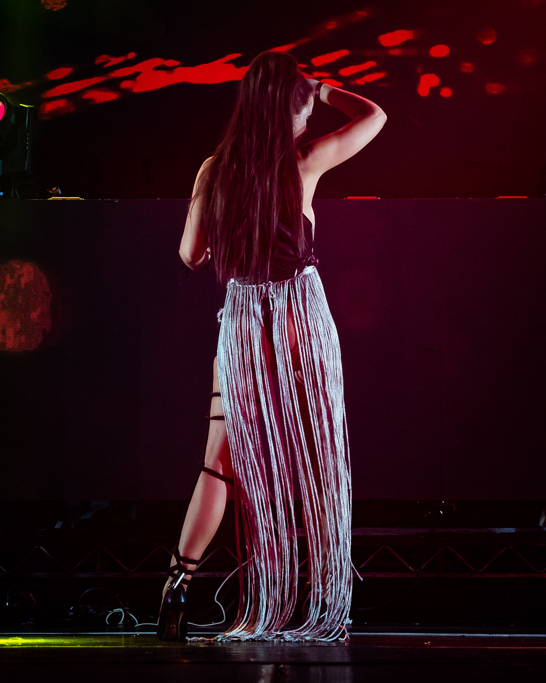 Rear photo of model wearing the corda fashion ensemble