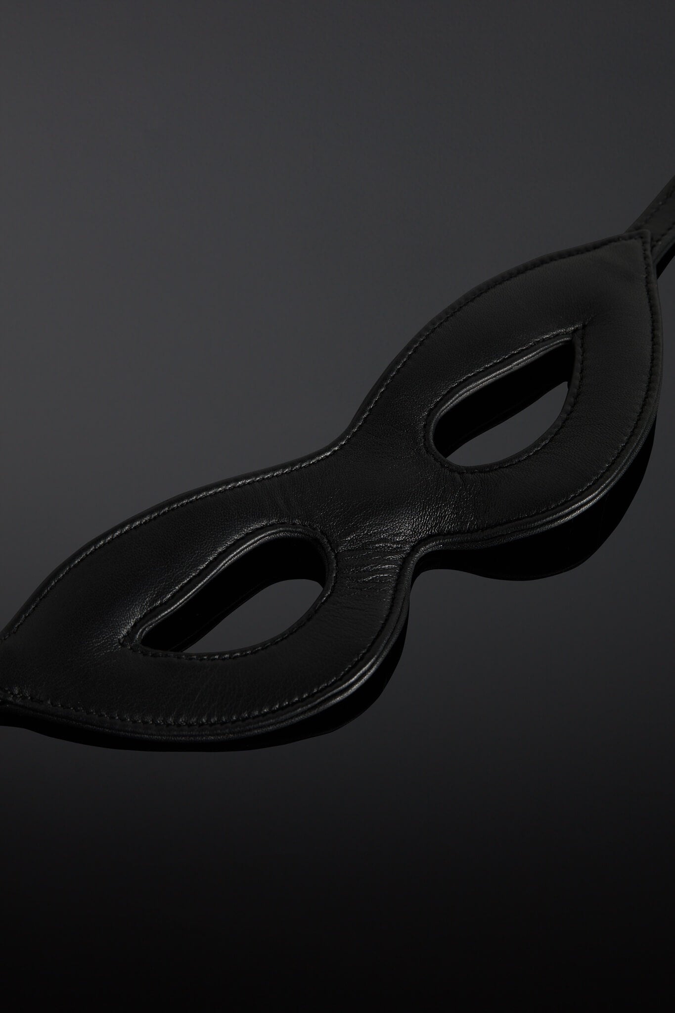Black mask on a dark gray background